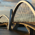 Ponte Juscelino Kubitschek em Brasília com reflexo no Lago Paranoá