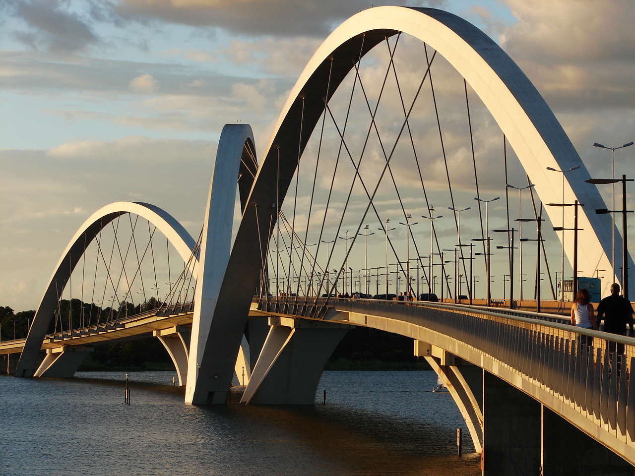 Ponte Juscelino Kubitschek em Brasília com reflexo no Lago Paranoá