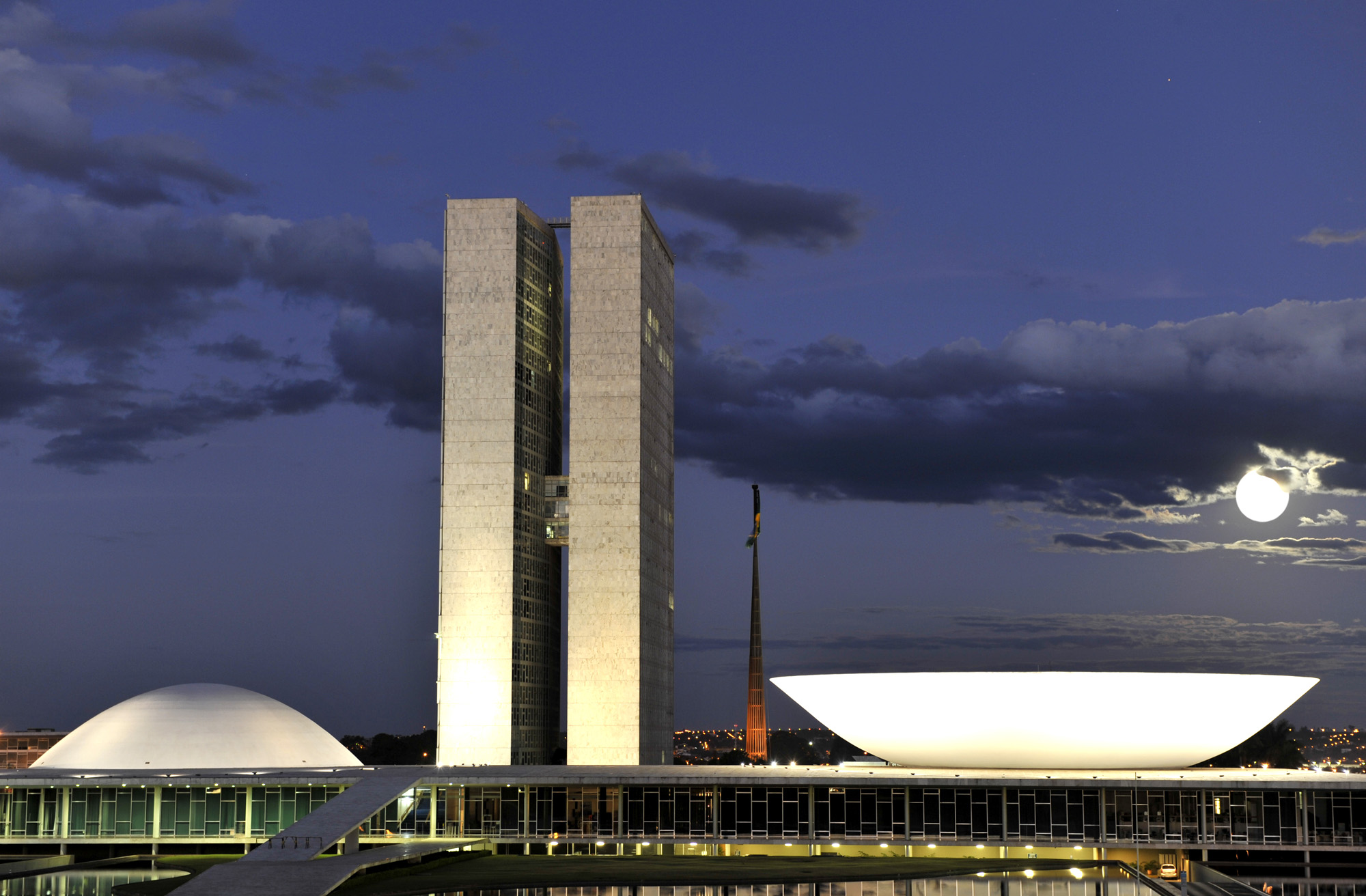 Congresso Nacional do Brasil em Brasília durante a noite com iluminação