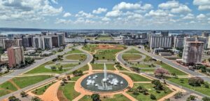 Vista aérea do Planalto Central e Esplanada dos Ministérios em Brasília