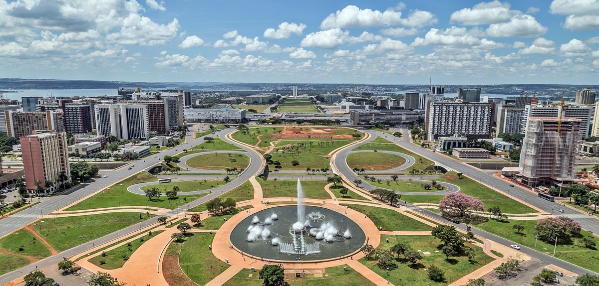Vista aérea do Planalto Central e Esplanada dos Ministérios em Brasília
